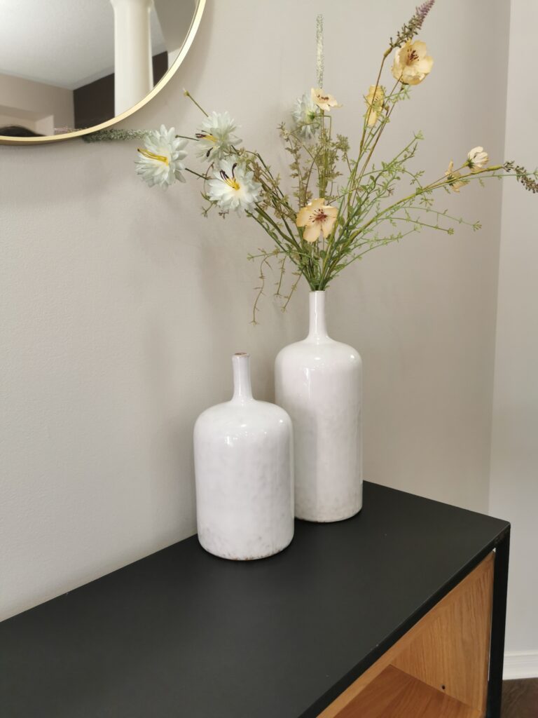 Console table vase decor